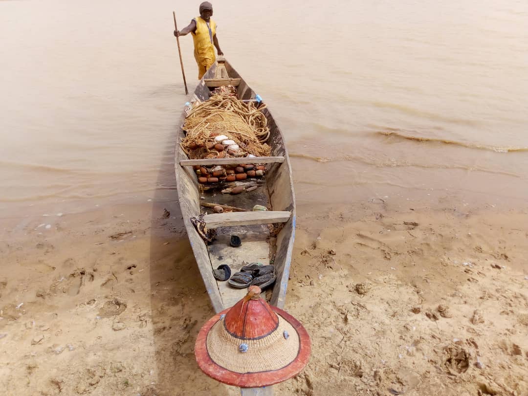 Appui financier de l'ONG Espagnole Ingénierie Sans Frontières (ISF), pour l'achat d'une pirogue et d'un mini congélateur solaire et réfection des portes des portes et fenètres du Collège de 