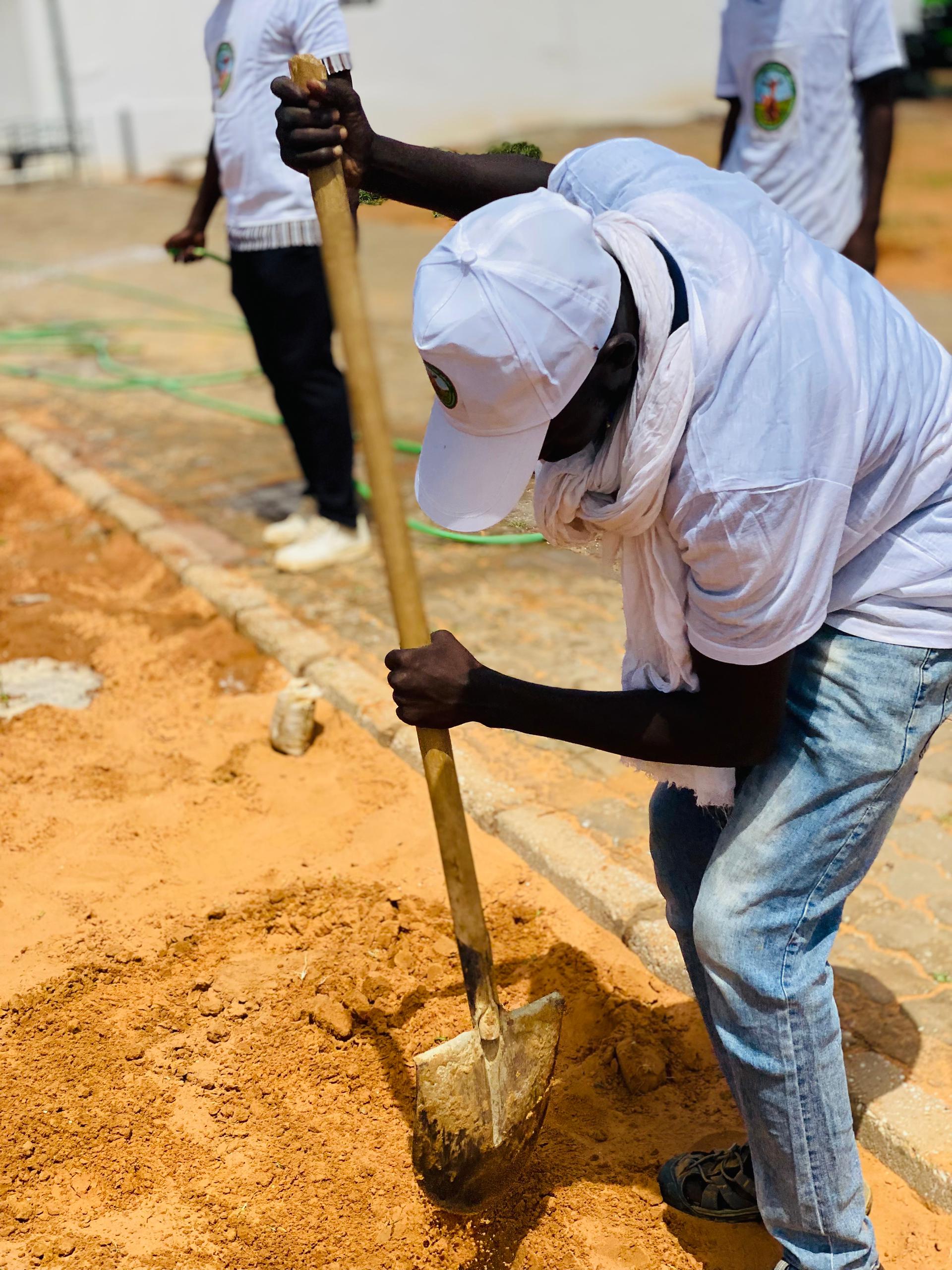 <p>
	Cette cérémonie de reboisement a été réalisée le 15 Août 2025 sous la supervision de  Monsieur Sidi Md Jedne, Chef d'Arrondissement de Dar El Barka assisté de Monsieur Abeid Id Md Abd, Maire de la Commune de Dar El Barka,du Commissaire de Police,du Commandant de Brigade de la Gendarmerie et du  Chef de Centre Technique d'élevage de E.Cham.</p>
